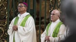 Der Präsident der Schweizer Bischofskonferenz (SBK) Felix Gmür (links) spricht sich gegen den Zölibat und für Priesterinnen aus - und gesteht Fehler bei der Missbrauchsaufklärung ein. "Die betroffenen Personen kamen zu wenig zum Zug. Das tut mir sehr…