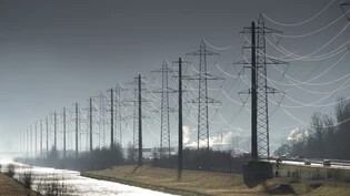 Verteuert den Strompreis: die Netzinfrastruktur, hier an der Linth bei Benken, in welche investiert werden muss. 