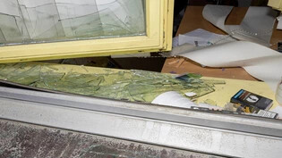 Arrestiert: Die Kantonspolizei Graubünden konnte einen Mann festnehmen, der gerade dabei war, nach einem Einbruch einen Kiosk durch das Fenster zu verlassen.
