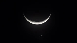 Die indische Raumfahrtbehörde hat nach dem Mond die Venus ins Auge gefasst. Im Bild findet sie sich unterhalb der Mondsichel. (Archivbild)