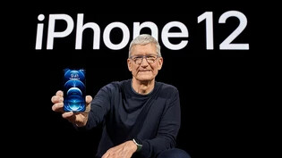 Ein Rückruf des Apple-Modells iPhone 12 in Frankreich scheint nun wieder vom Tisch - im Bild Apple-CEO Tim Cook bei der Präsentation im Jahr 2020. (Archiv)