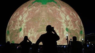 dpatopbilder - In der neuen kugelförmigen Eventhalle «Sphere» in Las Vegas sind über eine Millionen LED verbaut. Foto: John Locher/AP/dpa