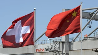 Die Schweizerflagge und die chinesische Flagge flattern im Wind am Rheinhafen in Basel. (Archivbild)