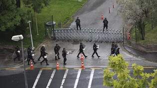 Türkische Sicherheitskräfte riegeln nach einer Explosion in Ankara Straßen ab. Foto: Ali Unal/AP