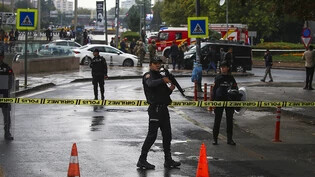 dpatopbilder - Ein Selbstmordattentäter hat am Sonntag im Herzen der türkischen Hauptstadt Ankara einen Sprengsatz gezündet, wenige Stunden bevor das Parlament nach einer Sommerpause wieder öffnen sollte. Die Stadt ist erschüttert. Foto: Ali Unal/AP