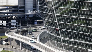Der Flughafen Zürich stellt seine Spenden an politische Parteien ein. (Symbolbild)