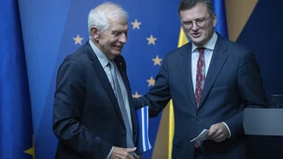 Dmytro Kuleba (r), Außenminister der Ukraine, und Josep Borrell, Hoher Vertreter der EU für Außen- und Sicherheitspolitik, sprechen während eines informellen Treffens der EU-Außenminister. Foto: Efrem Lukatsky/AP/dpa
