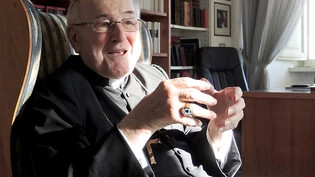 ARCHIV - Der deutsche Kardinal und Theologe Walter Brandmüller sitzt in seinem Arbeitszimmer. Fünf Kardinäle haben Papst Franziskus kurz vor der Weltsynode in Rom in einem kritischen Brief zur Klärung zentraler Fragen der katholischen Lehre aufgefordert…