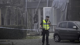 Ein Polizist steht nach einer Explosion am Tatort in Uppsala (Archivbild). Die schwedische Regierung will im Kampf gegen kriminelle Gangs die Kameraüberwachung ausweiten. Foto: Anders Wiklund/TT News Agency/AP/dpa