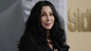 ARCHIV - Die Sängerin Cher kommt zur Premiere des Dokumentarfilms "Sidney" im Academy Museum of Motion Pictures in Los Angeles. Foto: Chris Pizzello/Invision via AP/dpa