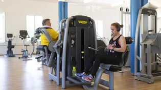 Training im Fitnesscenter: Es ist eine von vielen Möglichkeiten, um über den Mittag Sport zu treiben.