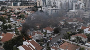 Kein Frieden in Sicht: Rauch steigt auf, nachdem eine aus dem Gazastreifen abgefeuerte Rakete ein Haus in Aschkelon im Süden Israels getroffen hat.