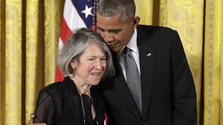 ARCHIV - Der damalige US-Präsident Barack Obama umarmt Louise Glück während einer Preisverleihung im Weißen Haus. Die US-Lyrikerin ist im Alter von 80 Jahren gestorben. Foto: Carolyn Kaster/AP