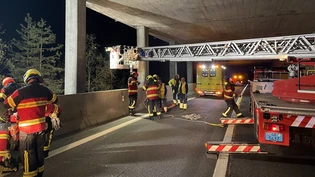 Die Feuerwehr Thusis im Einsatz: Der Mann wird mit einem Hubretter mit schweren Verletzungen geborgen. 