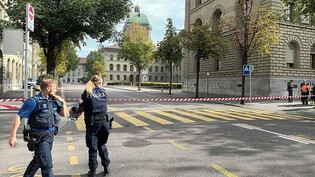 Die Kantonspolizei Bern hat die Strassen rund um den Bundesplatz wegen eines verdächtigen Gegenstands am Mittwochmittag gesperrt.