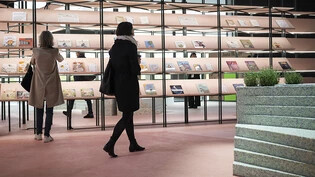Besucher gehen bei der 75. Frankfurter Buchmesse durch den Pavillon des Ehrengastlandes Slowenien. Foto: Hannes P. Albert/dpa