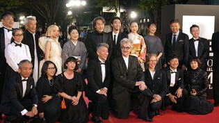 Regisseur Wim Wenders posiert mit der Crew und Schauspielern des Films «Perfect Days», bei der Eröffnung des 36. Internationalen Filmfestivals von Tokio. Foto: Shuji Kajiyama/AP/dpa