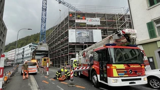 Sturz: Der 57-jährige Bauarbeiter war damit beschäftigt, eine Schalungswand im dritten Obergeschoss des im Rohbau stehenden Neubaus zu entfernen, als er stürzte. 