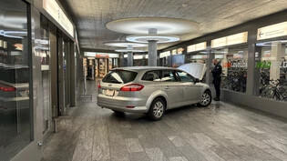 Ein Autofahrer ist am Donnerstagmorgen in die Bahnhofsunterführung in Chur gefahren.