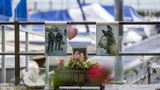 Sechs Jahre nach der Tragödie erinnern Blumen und Fotos an das Drama, bei dem zwei Frauen im Hafen von La Neuveville (BE) ums Leben kamen.