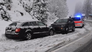 Frontalkollision in Klosters: Autofahrerin geriet auf die Gegenfahrbahn und kollidierte mit entgegenkommendem Auto.