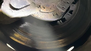 Eine der sechs abgenutzten Bremsscheiben: Der Chauffeur des kontrollierten Lastwagens durfte wegen dessen ungenügender Bremsleistung nicht weiterfahren.