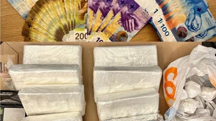 Die Zürcher Kantonspolizei hat am Montag bei mehreren Hausdurchsuchungen eine grössere Menge Drogen sowie Bargeld und Waffen sichergestellt.