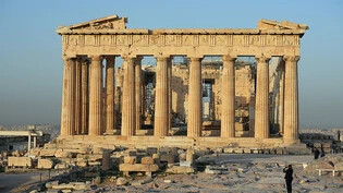 ARCHIV - Die Akropolis mit dem Parthenon auf einem Felsen oberhalb der Stadt. Griechenlands Ministerpräsident Kyriakos Mitsotakis hat von Großbritannien erneut Skulpturen zurückgefordert, die einst am Parthenon-Tempel der Athener Akropolis angebracht…