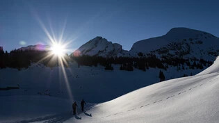 Dem Gipfel entgegen: Zwei Skitourenläufer unterwegs auf dem Aufstieg.