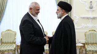 Die Schweiz engagiert sich in einer internationalen Taskforce gegen die Finanzierung der Hamas. Im Bild: Hamas-Chef Ismail Haniyeh (links) mit Irans Präsident  Ebrahim Raisi bei einem Treffen im Juni. (Archivbild)