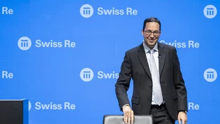 Das Swiss Re-Management um CEO Christian Mumenthaler (Bild) will den Gewinn kräftig steigern. (Archivbild)