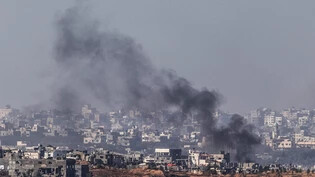 Rauch steigt nach dem Ende der Waffenruhe nach einem israelischen Luftangriff im Gazastreifen auf. Foto: Ilia Yefimovich/dpa