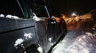 Unfall in Mitlödi: Eine 23-jährige Autofahrerin verlor die Kontrolle über das Fahrzeug und fuhr auf der schneebedeckten Strasse in den Strassenzaun.