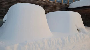 Wo ist das Auto? Davos versinkt unter der Schneedecke. 70 Zentimeter beträgt die aktuelle Schneehöhe.