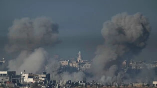 Rauch steigt nach einem israelischen Bombardement im Gazastreifen auf. Foto: Leo Correa/AP/dpa