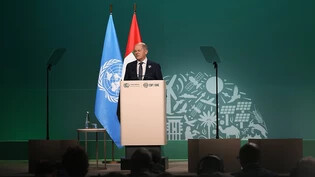 Bundeskanzler Olaf Scholz (SPD) spricht während der Weltklimakonferenz der Vereinten Nationen (COP28) in Dubai. Foto: Rafiq Maqbool/AP/dpa