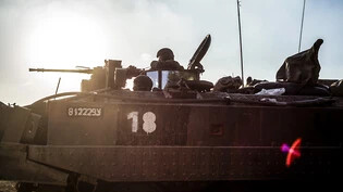 Ein israelischer Panzer bewegt sich in der Nähe der Grenze zwischen Israel und Gaza nach dem Ende der siebentägigen Waffenruhe zwischen Israel und den Hamas-Kämpfern. Foto: Ilia Yefimovich/dpa