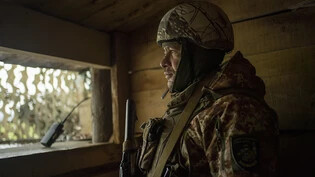Iwan Krawtschenko, ein Soldat des ukrainischen Grenzschutzes, steht an einem Posten, von dem aus ukrainische Truppen russische Stellungen in der Region Sumy überwachen. Foto: Hanna Arhirova/AP/dpa