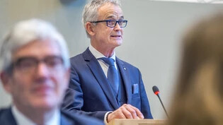 Der Grosse Rat tagt wieder in Chur. Standespräsident Franz Sepp Caluori eröffnet die Session. 