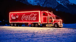 Gross und beleuchtet: Der Coca-Cola-Weihnachtstruck ist unübersehbar und somit ein echter Hingucker für Jung und Alt. Doch wie viel wisst ihr über die Weltmarke? Testet hier und heute euer Wissen im Quiz.