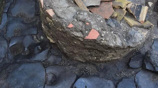 HANDOUT - Reste einer etwa 2000 Jahre alten Gefängnisbäckerei, die auf dem Gelände der antiken Stadt Pompeji entdeckt wurden. Foto: -/Archäologiepark Pompeji/dpa - ACHTUNG: Nur zur redaktionellen Verwendung im Zusammenhang mit der aktuellen…