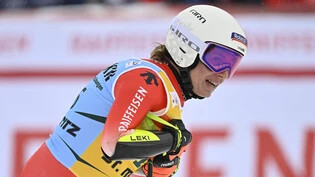 Hängender Kopf im Ziel: Jasmine Flury gelingt keine gute Fahrt zum Super-G-Auftakt in St. Moritz.