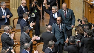 Der Neue: Das vereinigte Bundesparlament applaudiert dem soeben gewählten SP-Bundesrat Beat Jans. 