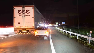 Seitliche Kollision: Ein Lastwagen streift ein Auto bei der Ausfahrt Landquart auf der A13. 
