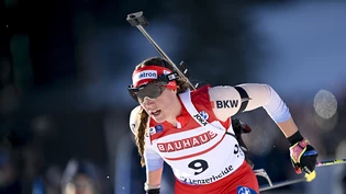 Lena Häcki-Gross läuft der Spitze nach mehreren Strafrunden hinterher