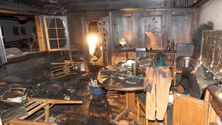 Wohnungsbrand: Die Feuerwehr fand den 69-jährigen Wohnungsmieter regungslos am Boden liegend auf.