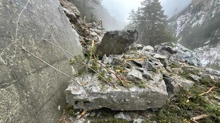 Die Engadinerstrasse zwischen Martina und der Landesgrenze ist nach einem Felssturz gesperrt, bergseitig wurde die Stützmauer zerstört.
