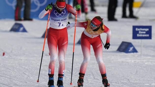 Bündner Duo: Alina Meier (links) und Nadja Kälin laufen an der Tour de Ski.