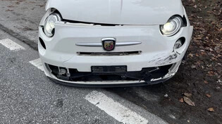 Abgeschleppt: Das Auto wurde bei dem Unfall beschädigt.
