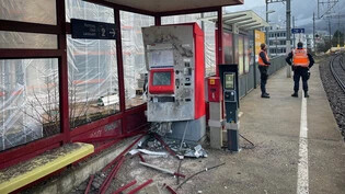 Einsatz beim Bahnhof Chur West: Ein Billettautomat der Rhätischen Bahn wurde in der Neujahrsnacht gesprengt. Der Sachschaden beläuft sich auf über 200'000 Franken.